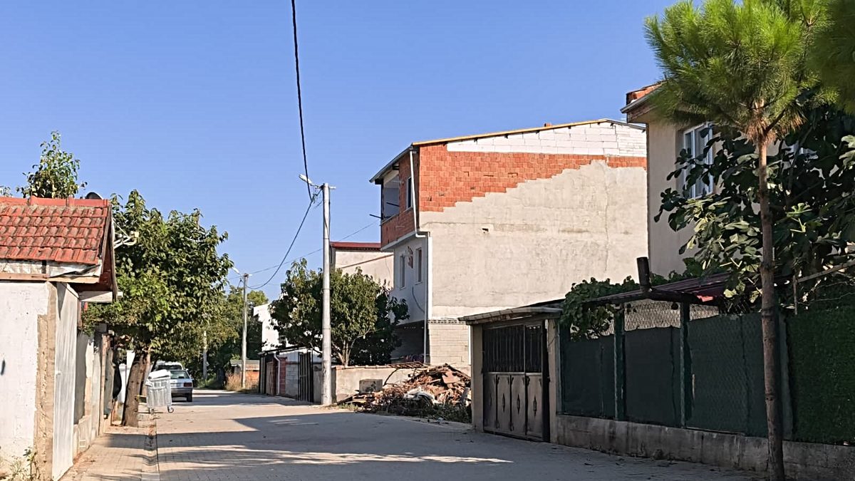 İnegöl'de 2 yaşındaki çocuk, güvenlik önlemlerinin yetersizliği nedeniyle pencereden düştü.