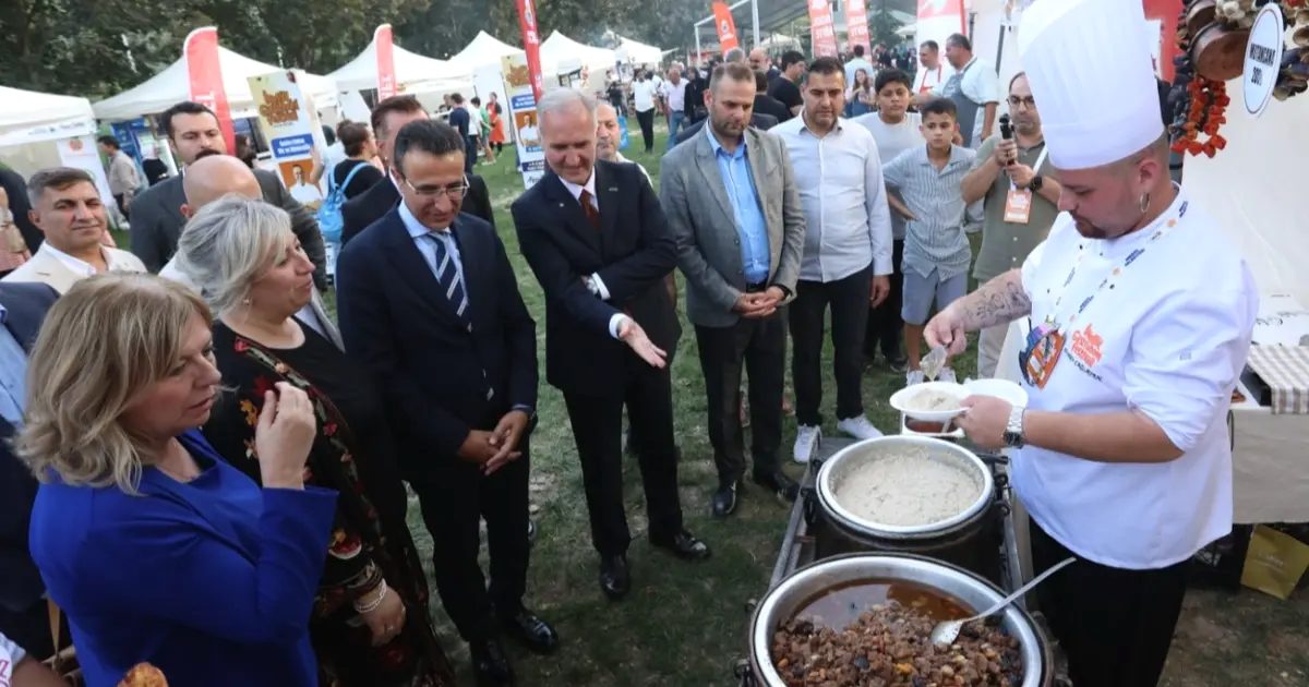 İnegöl’de gerçekleştirilen Gastronomi Festivali, yerel lezzetlerin tanıtımı ve kültürel zenginliklerin