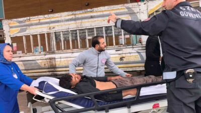 İnegöl'de kamyonetin üzerinden düşen genç yaralandı. Olay yerinde yapılan ilk