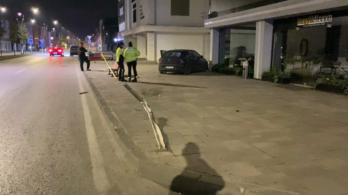İnegöl'de meydana gelen olayda bir otomobilin kaldırıma çıkmasıyla ilgili gelişmeler,