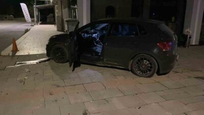 İnegöl'de otomobilin kaldırıma çıkmasıyla ilgili detaylı bilgi, olayın sebep ve