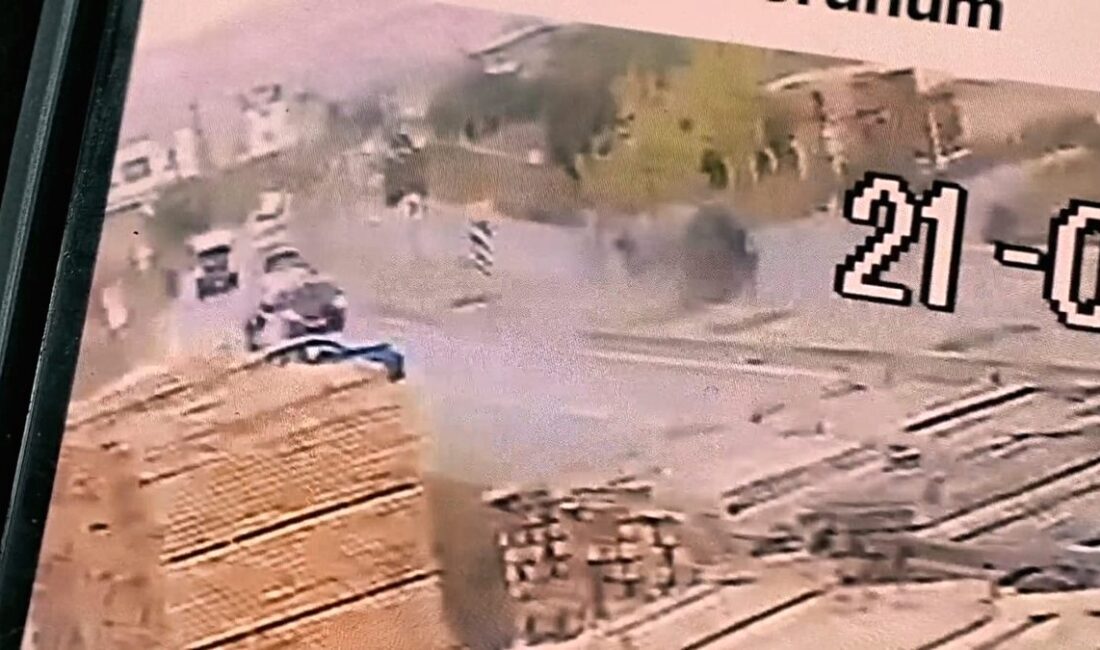 İnegöl'de meydana gelen otomobil kazası, güvenlik kamerası görüntüleriyle detaylı inceleniyor.