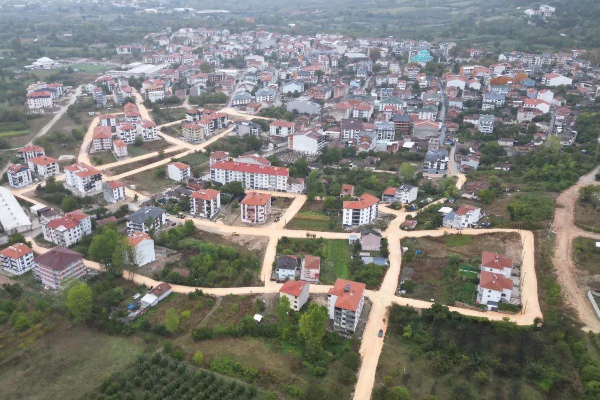 İnegöl’de yol çalışmaları hız kazanırken, vatandaşların ulaşım güvenliği ve konforu