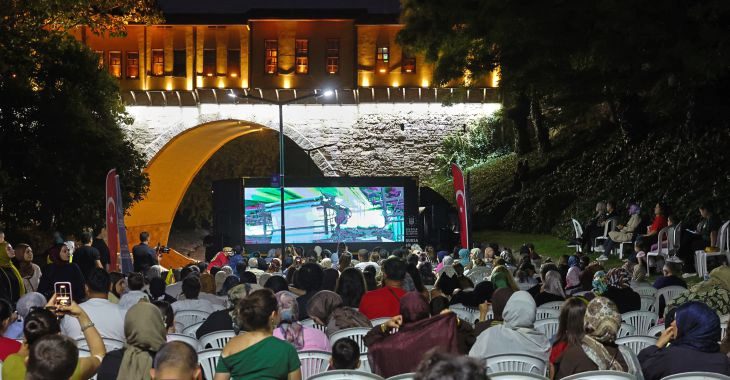 Bursa Büyükşehir Belediyesi’nin tarafından düzenlenen ‘Köprübaşı Sinema Akşamları’ etkinlikleri ‘İki