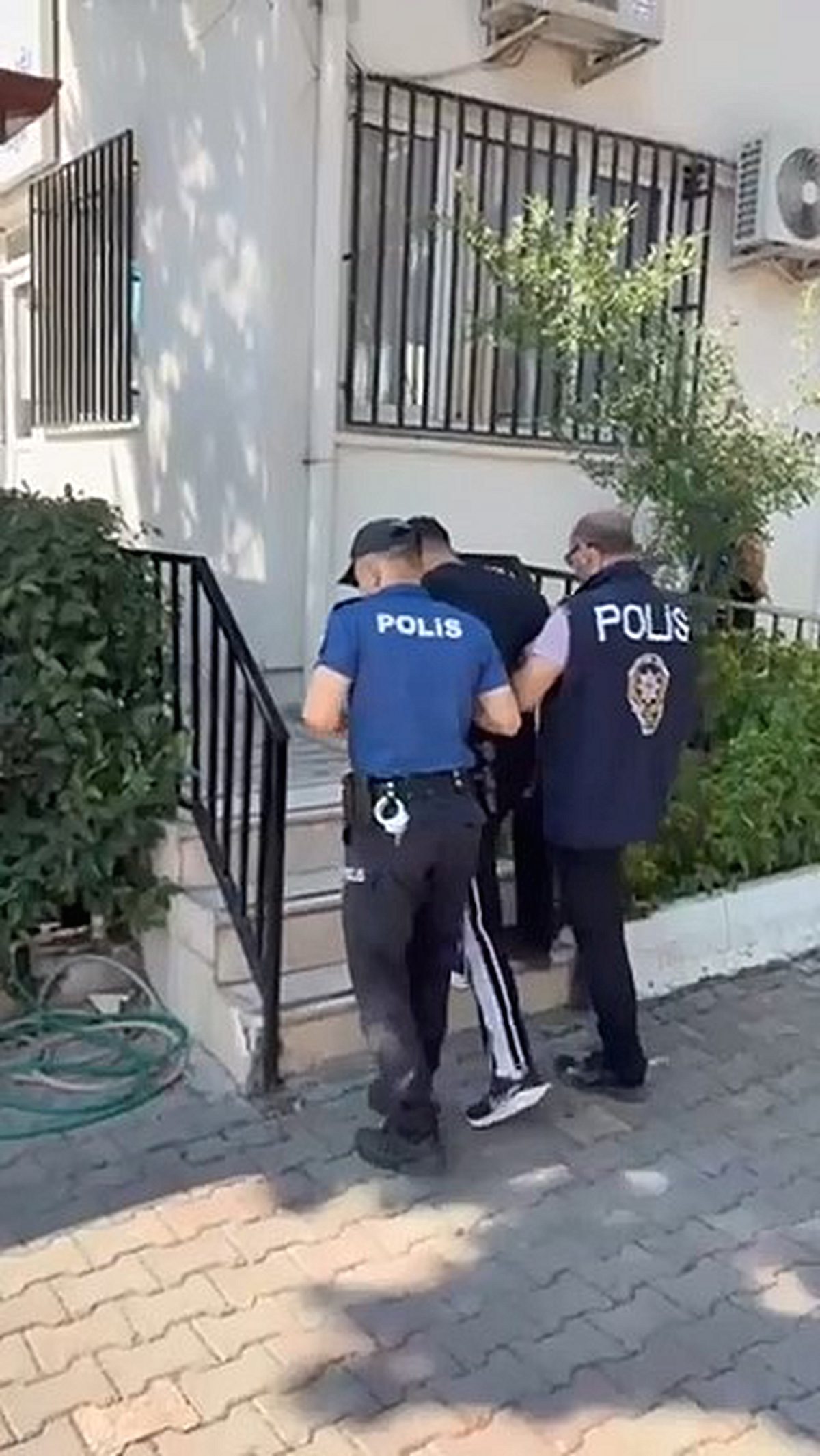 İznik'te hapis cezası bulunan 3 kişi yakalandı. Emniyet güçleri suçluların
