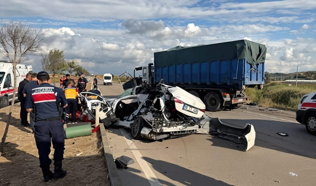 Karacabey'de yaşanan trafik kazasında maalesef anne ve çocuk hayatını kaybetti.