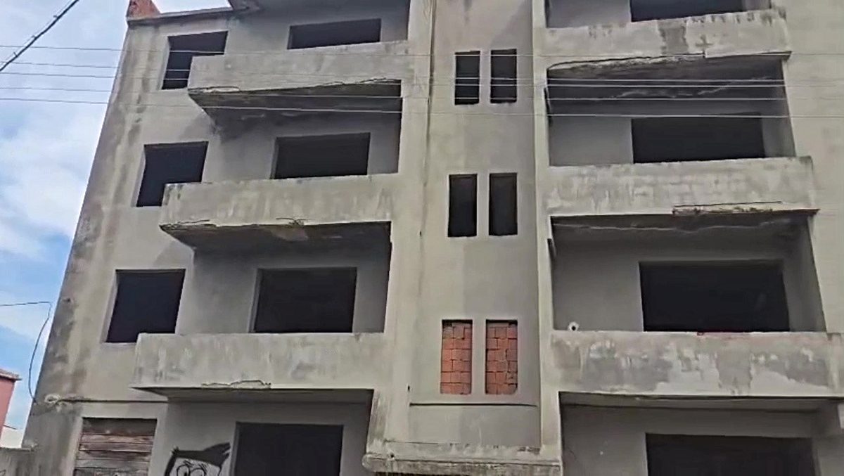 Karacabey'deki 30 yıllık boş bina tepki çekti. Durum detayları ve