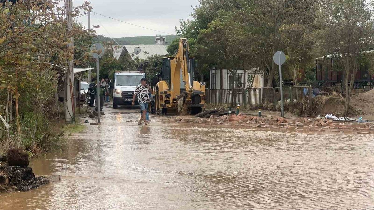 Mudanya'da yaşanan aşırı yağışlar, su baskınlarına neden oldu; vatandaşlar ve