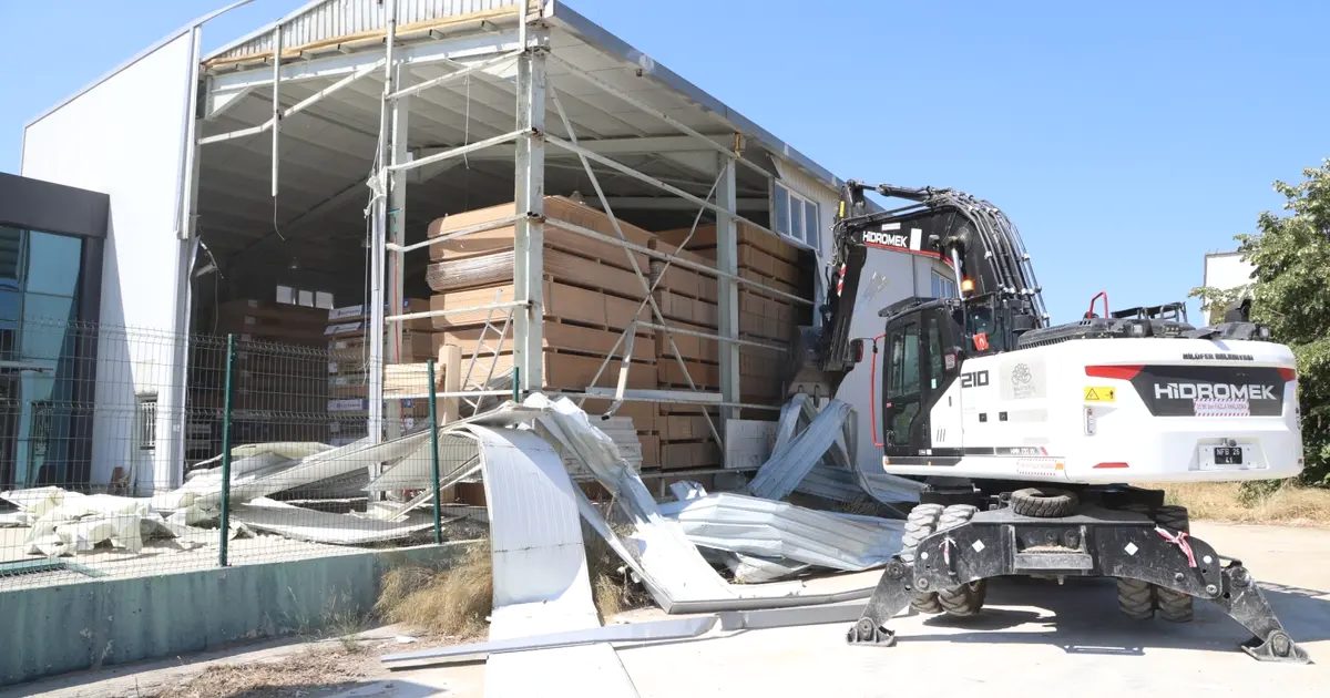 Nilüfer'de ruhsatsız yapılar kontrollü şekilde yıkılarak, kent güvenliği ve imar