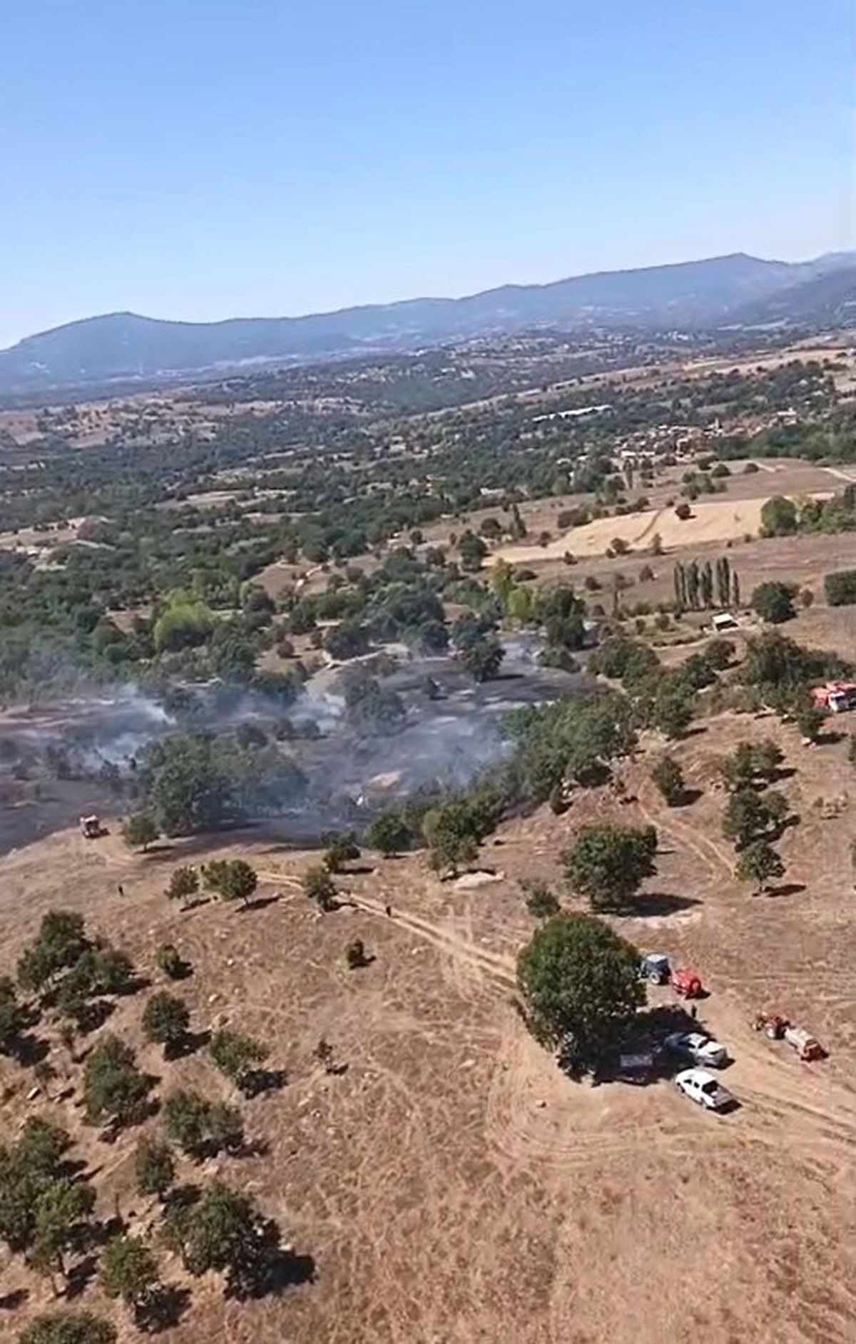 Orhaneli'nde anız yangını kontrol altına alındı. Yetkililer yangının büyümesini engelleyerek,