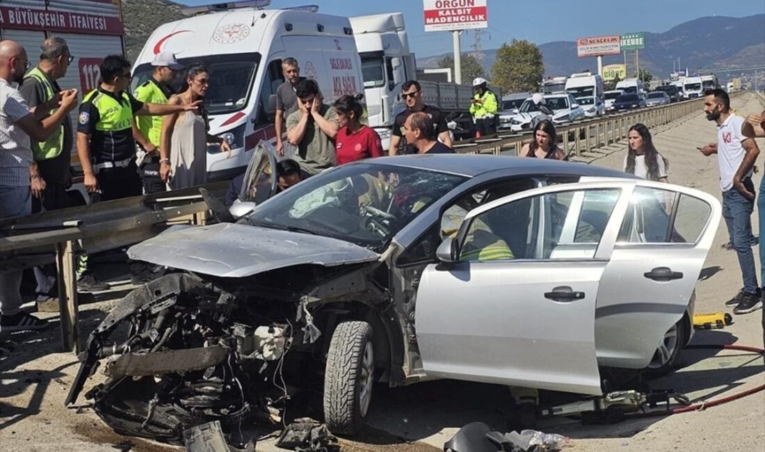 Orhangazi'de otomobil bariyere çarptı, 3 kişi yaralandı. Olayla ilgili detaylar