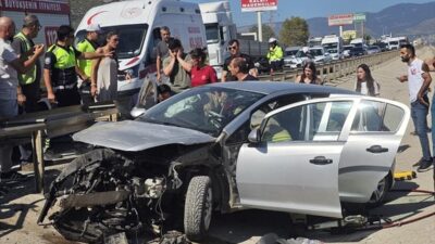 Orhangazi'de otomobil bariyere çarptı, 3 kişi yaralandı. Olayla ilgili detaylar
