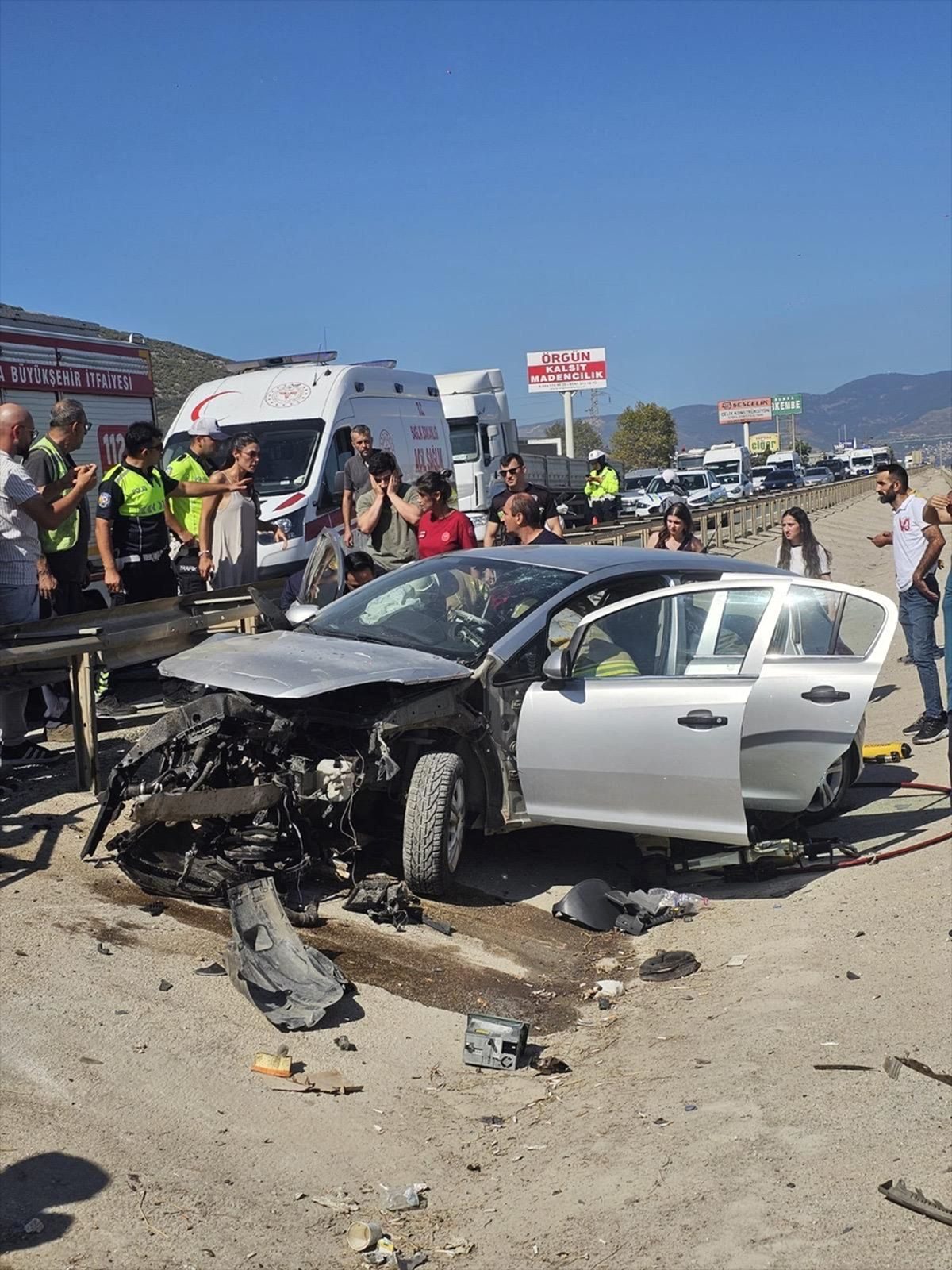 Orhangazi'de otomobil bariyere çarptı, 3 kişi yaralandı. Olayla ilgili detaylar