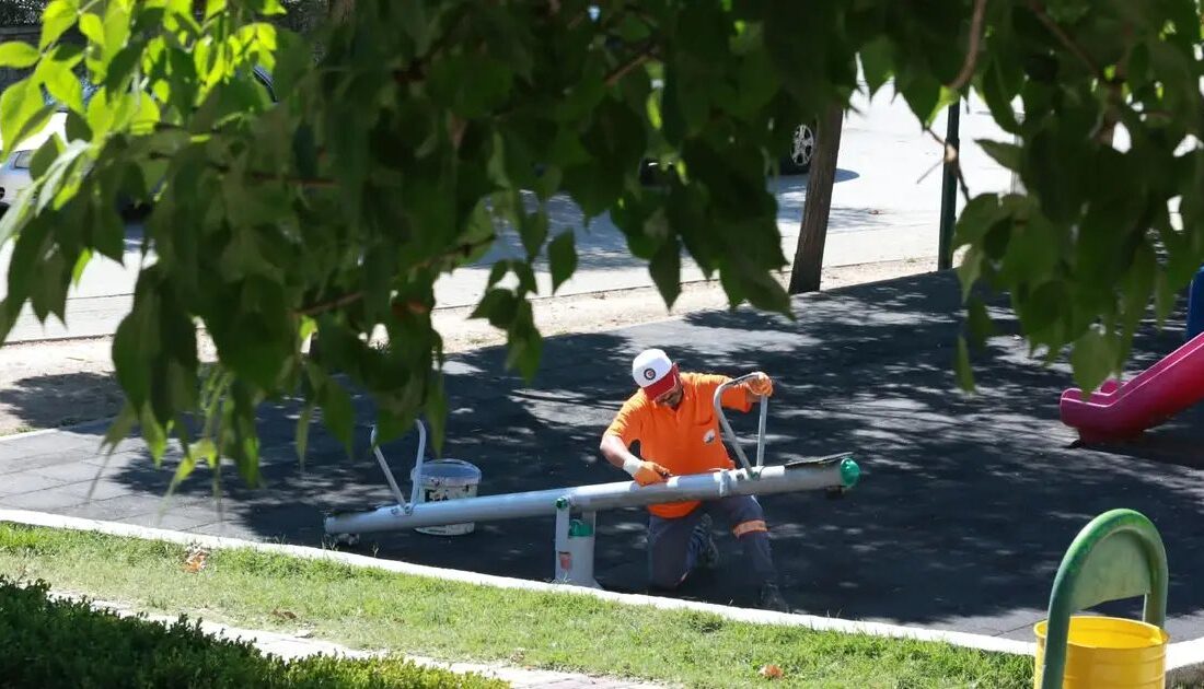 Osmangazi'de park ve yeşil alanların bakımıyla ilgilenen uzman ekibimiz, güvenli