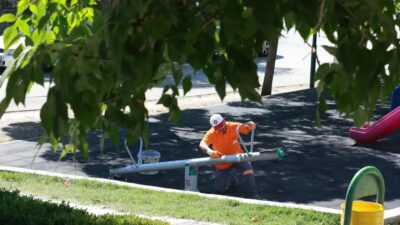 Osmangazi'de park ve yeşil alanların bakımıyla ilgilenen uzman ekibimiz, güvenli