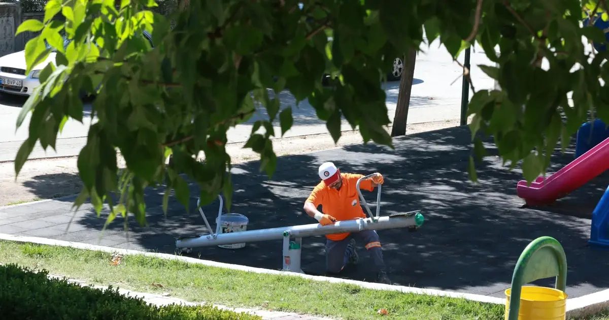Osmangazi'de park ve yeşil alanların bakımıyla ilgilenen uzman ekibimiz, güvenli