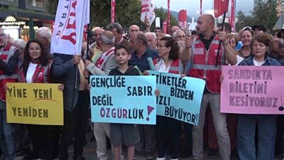 Özgür Özel, Bursa'da vatandaşlarla buluşarak güncel konuları değerlendirdi ve vatandaşların