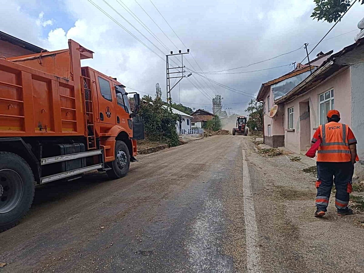 Pazaryeri'nde gerçekleştirilen yol genişletme çalışmaları, ulaşımı kolaylaştırmak ve bölgenin gelişimine