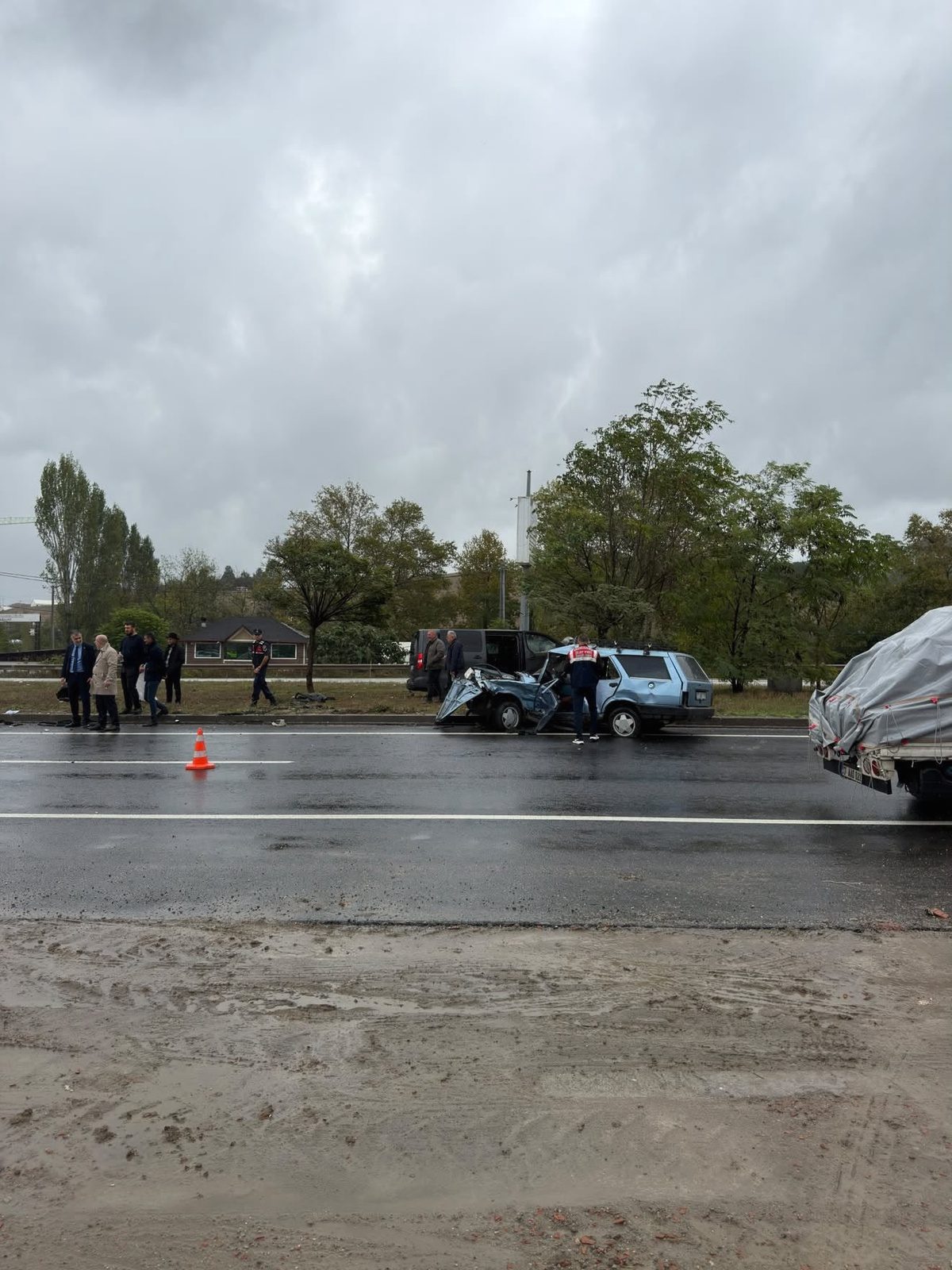 Yalova'da gerçekleşen trafik kazasında 1 kişi hayatını kaybetti, 4 kişi