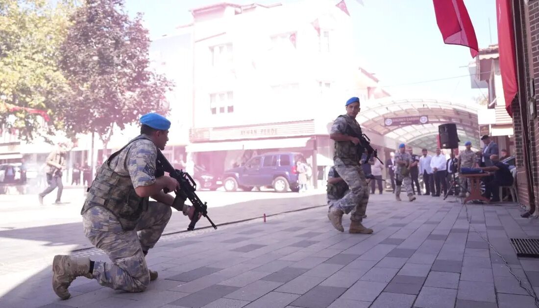 Yenişehir'de gerçekleştirilen kurtuluş kutlamalarıyla halkın sevgi ve gurur dolu anlarına