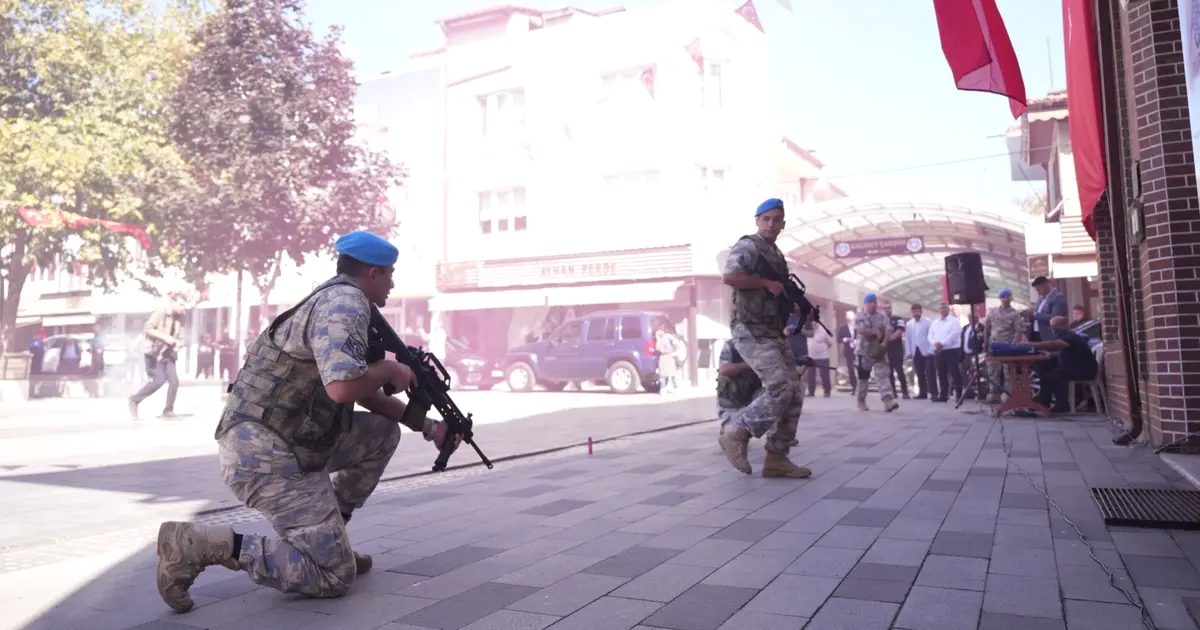 Yenişehir'de gerçekleştirilen kurtuluş kutlamalarıyla halkın sevgi ve gurur dolu anlarına
