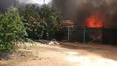 Yıldırım'da depo yangını kontrol altına alındı. Yetkililer, yangının nedenlerini araştırırken,