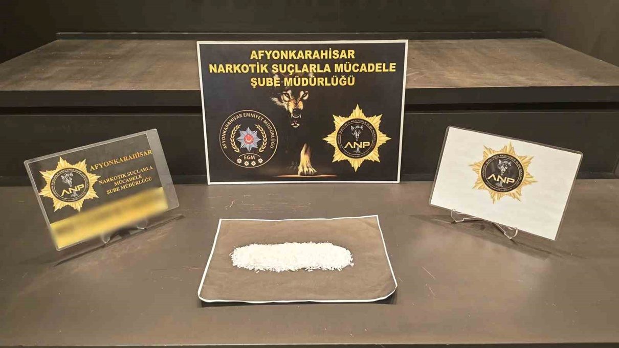 Afyonkarahisar’da yürütülen soruşturma kapsamında gözaltına alınan 3 şüpheli, işlemlerinin ardından