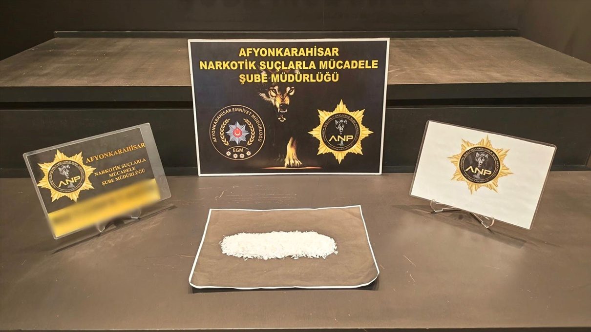 Afyonkarahisar’da düzenlenen uyuşturucu operasyonunda gözaltına alınan şüphelilerden 3’ü tutuklandı.