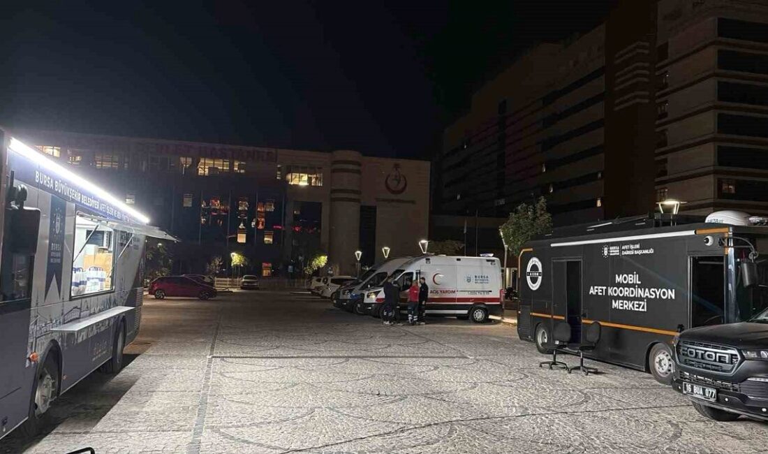 Akhisar'da meydana gelen feci otobüs kazası sonrası kurtarma çalışmaları detaylı