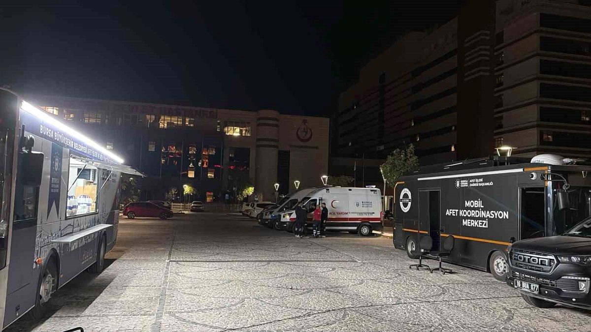 Akhisar'da meydana gelen feci otobüs kazası sonrası kurtarma çalışmaları detaylı