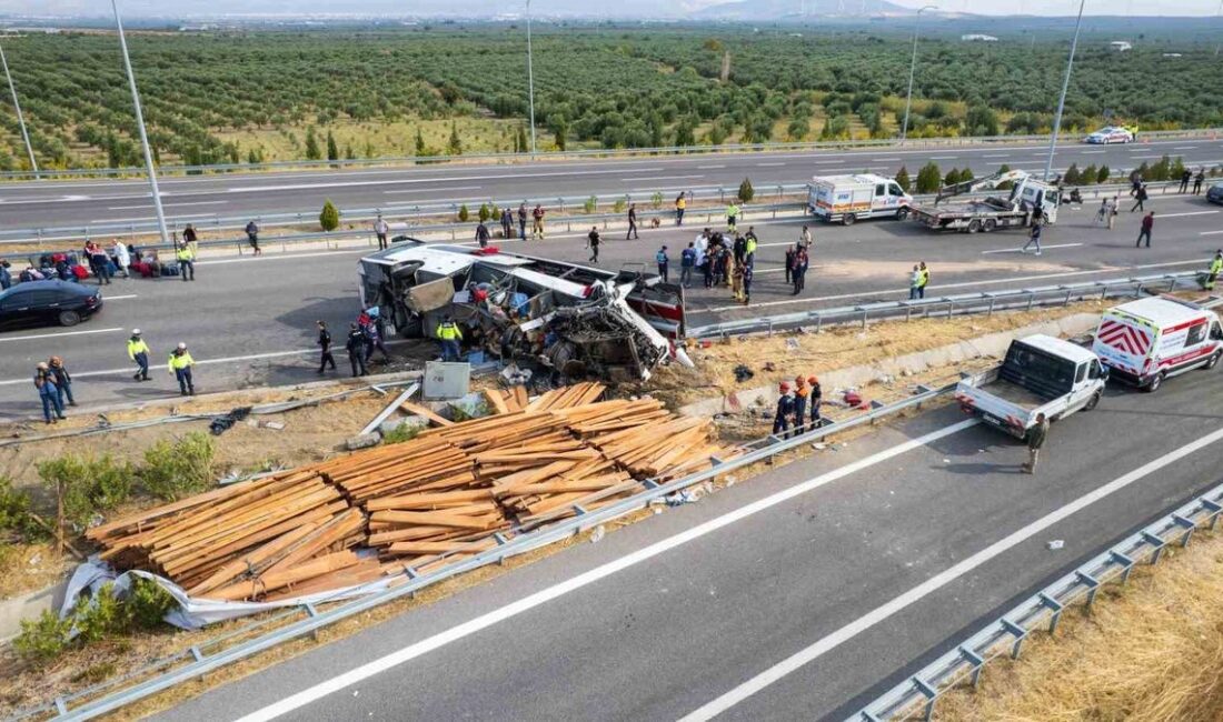 Akhisar'daki trafik kazasında 11 kişi hayatını kaybetti, 26 kişi yaralandı.