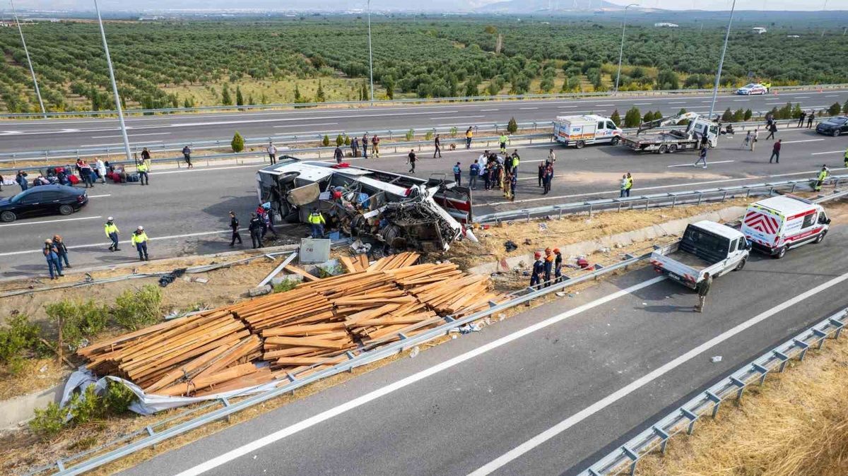Akhisar'daki trafik kazasında 11 kişi hayatını kaybetti, 26 kişi yaralandı.
