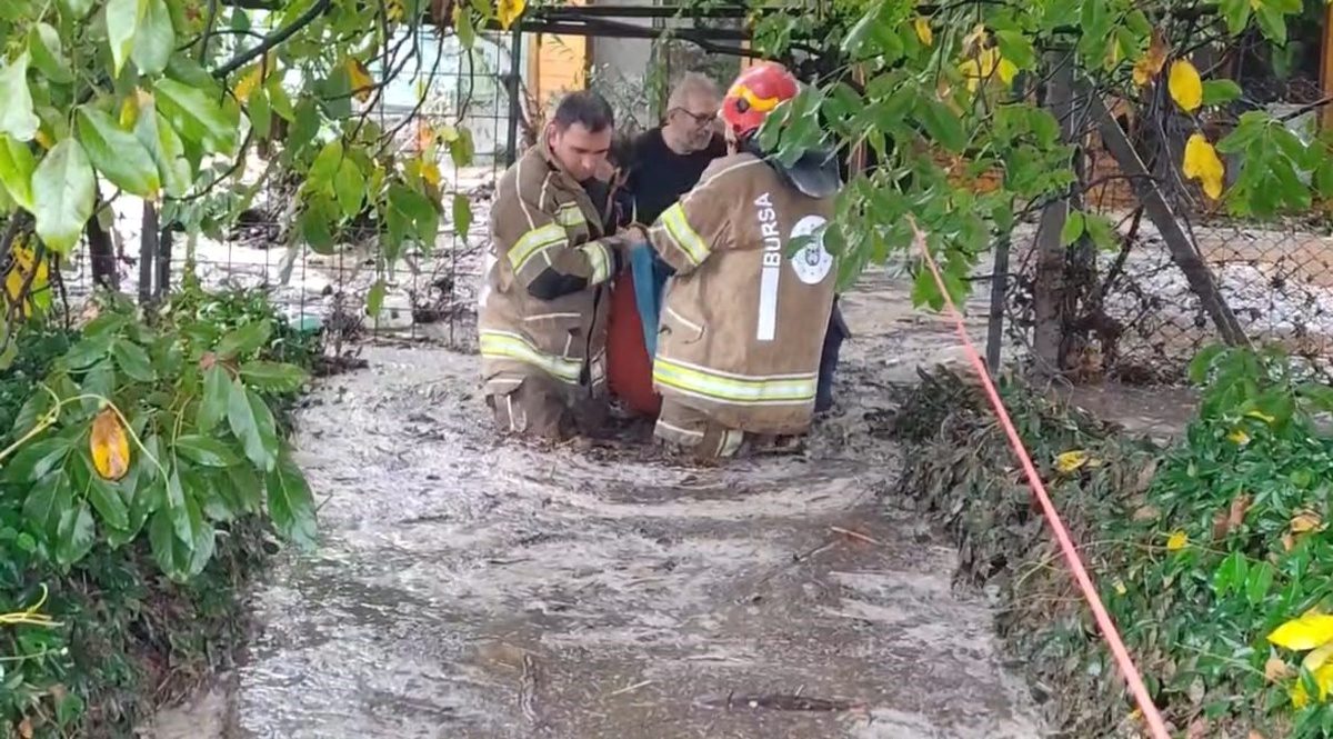 Bursa İznik'te sel felaketinde 3 vatandaş güvenliğe alındı. Yetkililer, bölgede