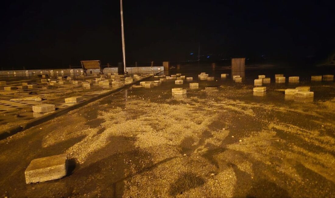 Bursa Mudanya'da şiddetli fırtına ve dalgalar nedeniyle bölgede yaşanan gelişmeleri