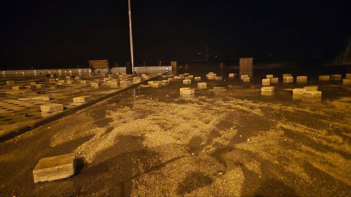 Bursa Mudanya'da şiddetli fırtına ve dalgalar nedeniyle bölgede yaşanan gelişmeleri