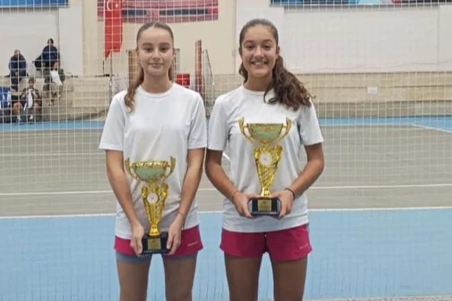 Bursa Osmangazi Belediyespor'un tenis takımı, elde ettiği başarılarla ulusal ve