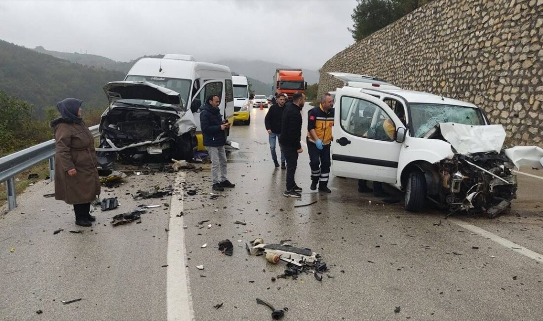 Bursa Osmangazi'deki korkunç kazada 1 kişi hayatını kaybetti, 10 kişi