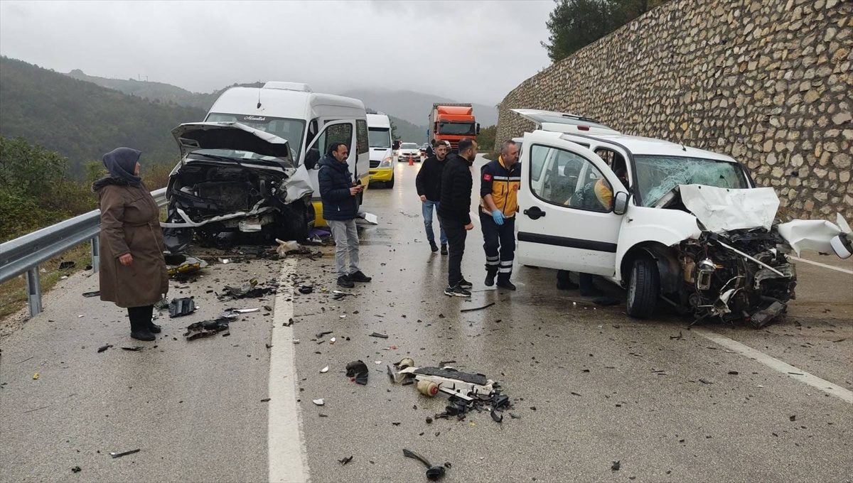 Bursa Osmangazi'deki korkunç kazada 1 kişi hayatını kaybetti, 10 kişi