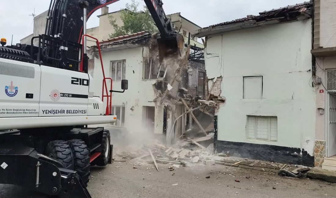 Bursa Yenişehir'de metruk yapılar yıkılarak bölgenin güvenliği ve estetiği artırılıyor.
