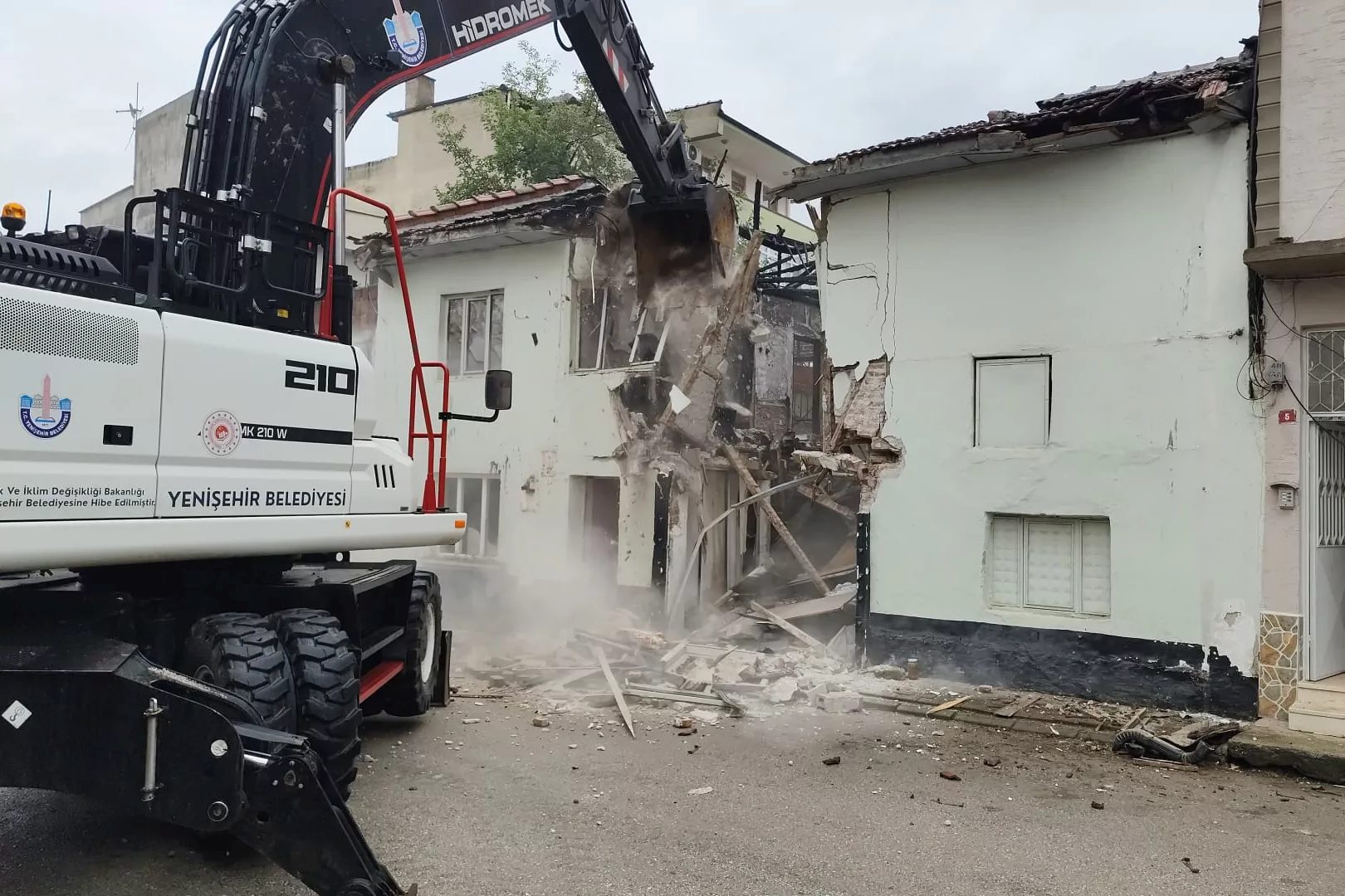 Bursa Yenişehir'de metruk yapılar yıkılarak bölgenin güvenliği ve estetiği artırılıyor.