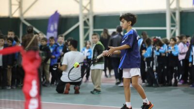 Bursa’da 600 öğrenci tenis eğitimi alacak. Proje kapsamında çocukların sporla