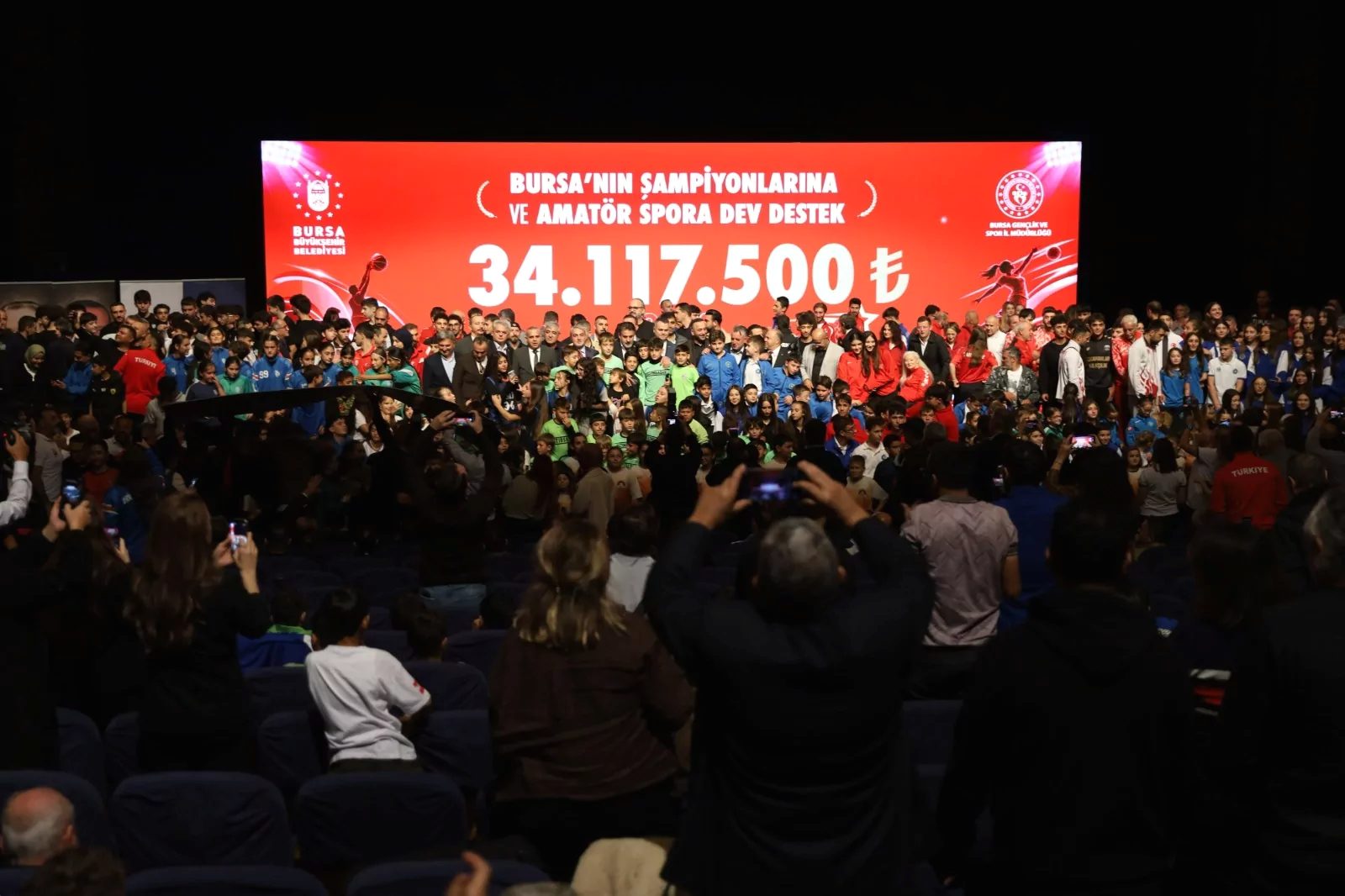 Bursa'da amatör spor kulüplerine yönelik destek programlarıyla, gençlerin sporla iç