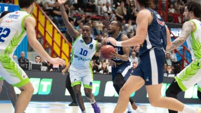 Bursa'da basketbol heyecanı ikinci yarıdaki gelişmeler ve detaylar ile sürüyor.