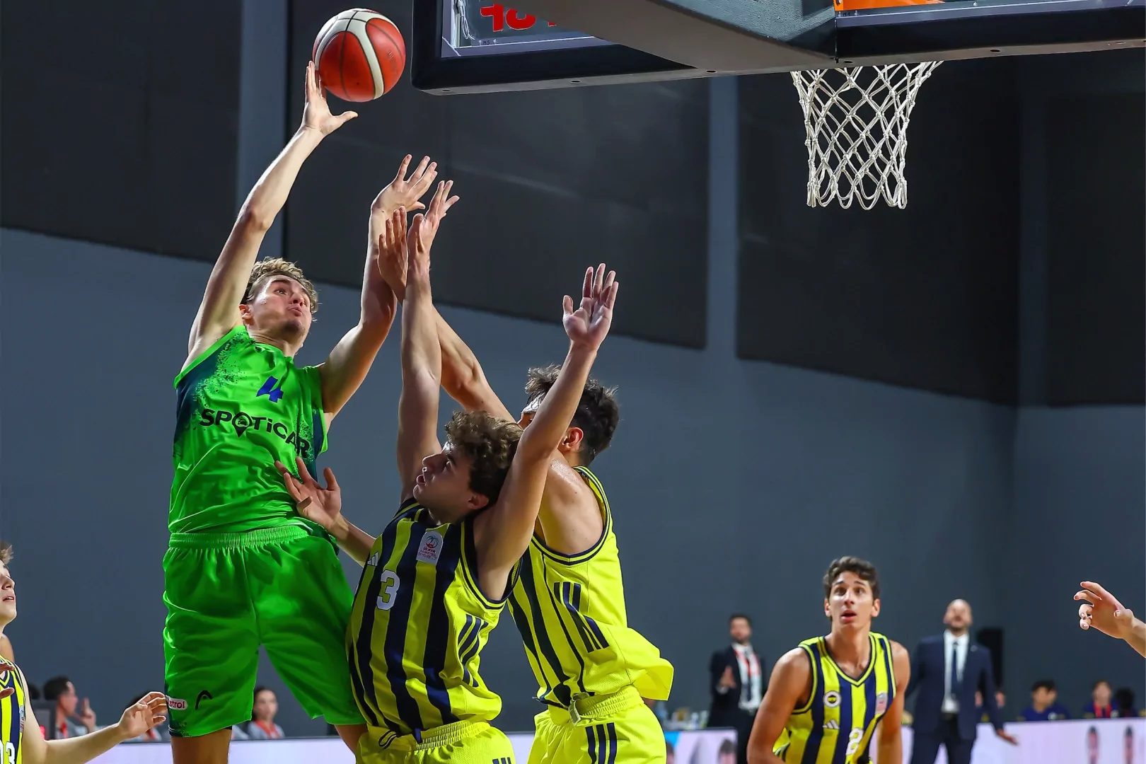 Bursa'da basketbol yıldızları arasındaki heyecan dolu mücadeleler başladı. Şehirde büyük