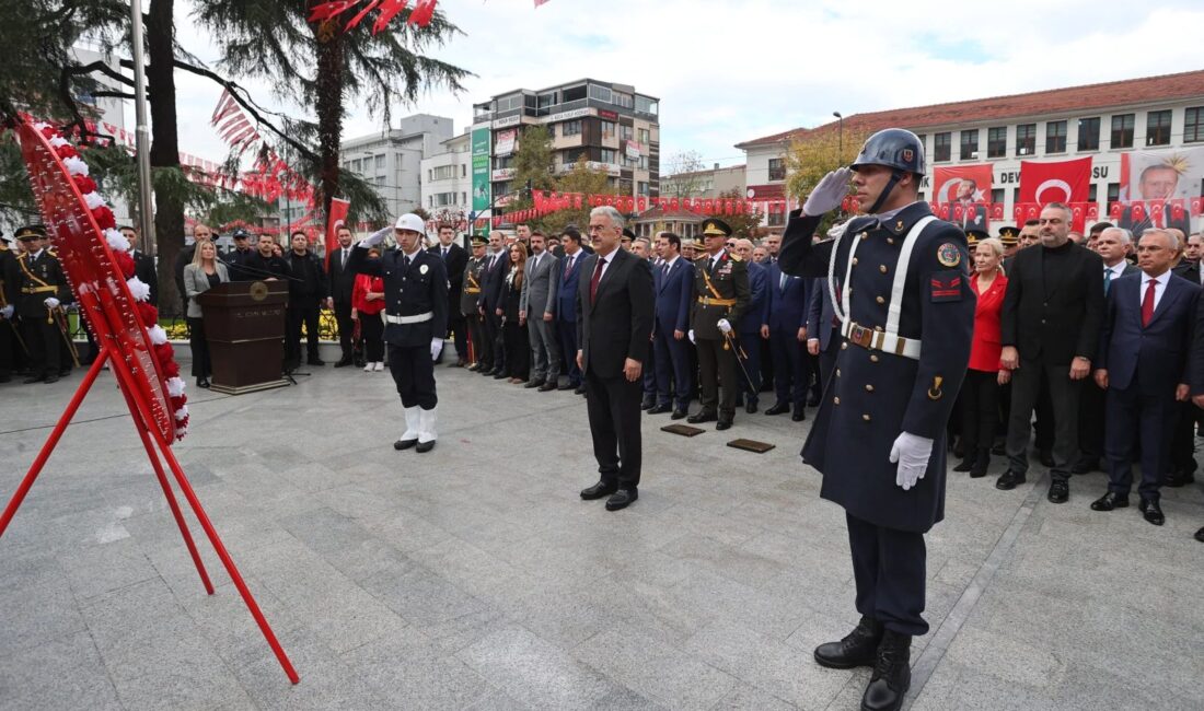 Bursa’da Cumhuriyet Bayramı dolayısıyla düzenlenen törende Atatürk Anıtı’na çelenk sunuldu;