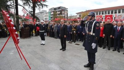 Bursa’da Cumhuriyet Bayramı dolayısıyla düzenlenen törende Atatürk Anıtı’na çelenk sunuldu;