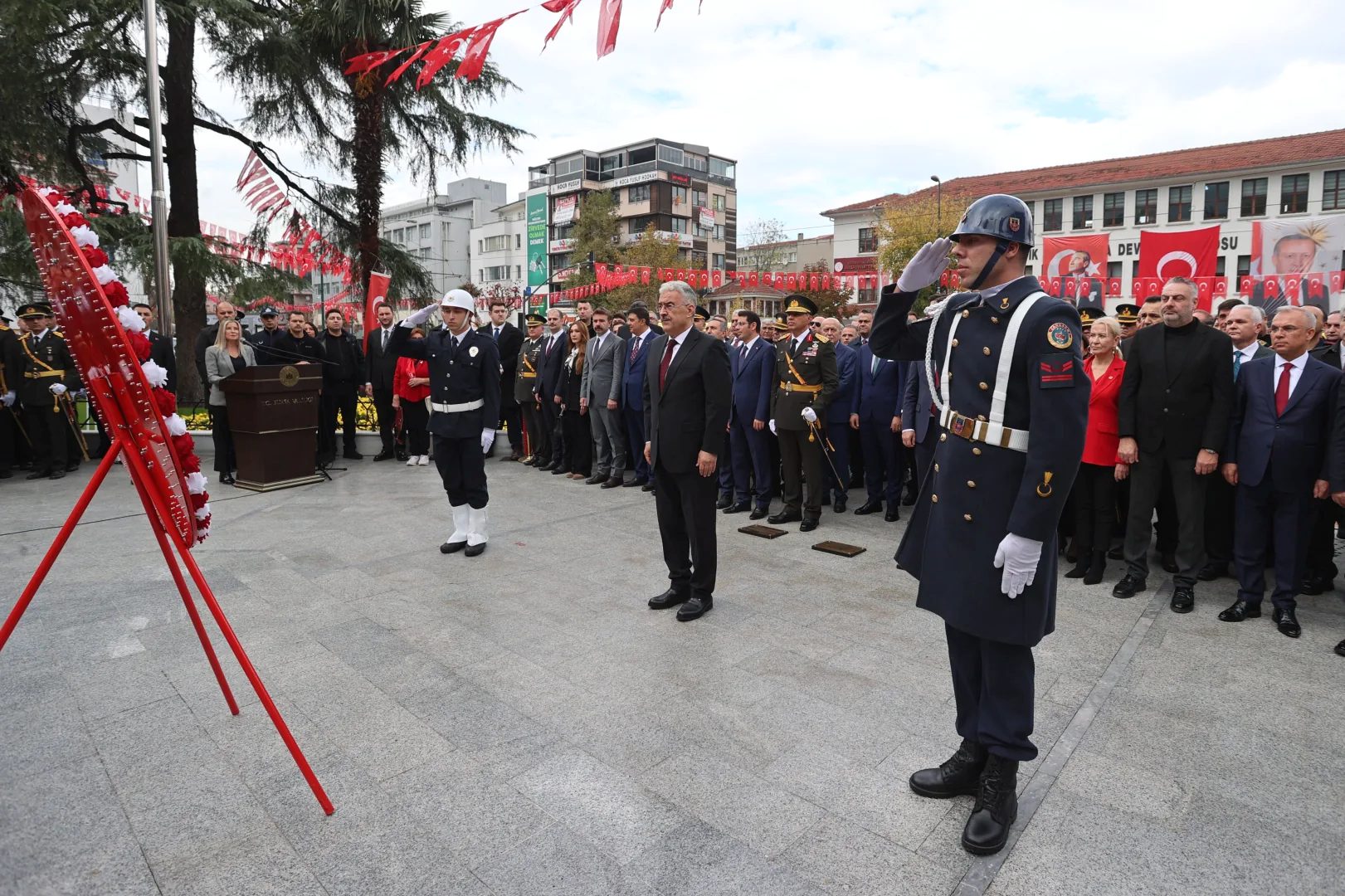 Bursa’da Cumhuriyet Bayramı dolayısıyla düzenlenen törende Atatürk Anıtı’na çelenk sunuldu;