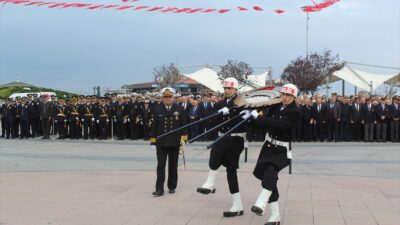 Bursa’da Cumhuriyet Bayramı kapsamında düzenlenen çelenk töreninde, Cumhuriyet’in değerleri ve