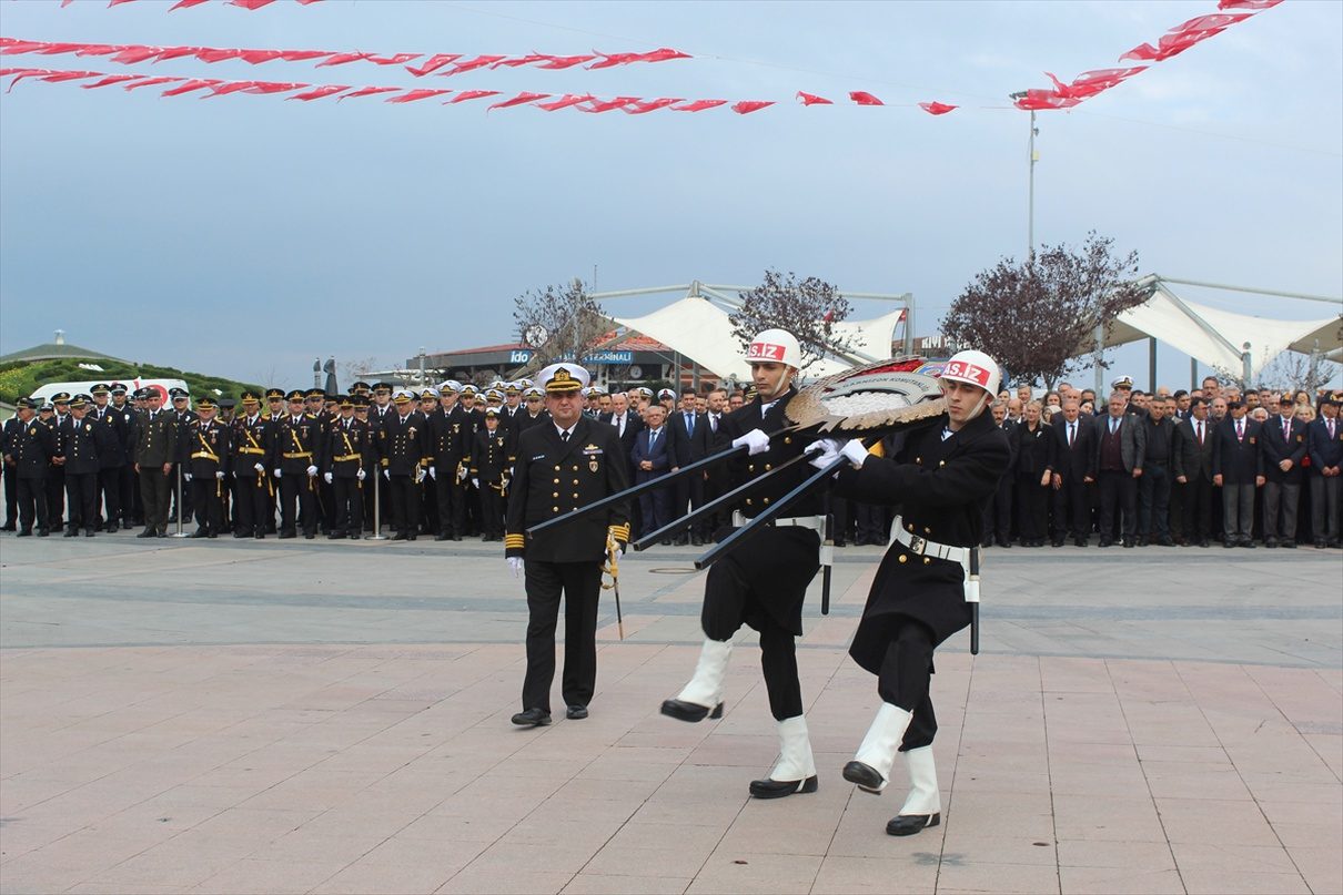 Bursa’da Cumhuriyet Bayramı kapsamında düzenlenen çelenk töreninde, Cumhuriyet’in değerleri ve