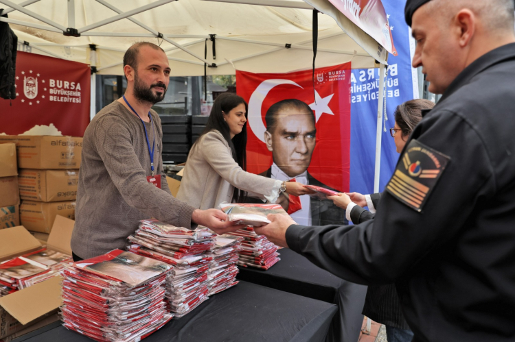 Bursa’da Cumhuriyet Coşkusu Ata Posterleriyle Yayıldı